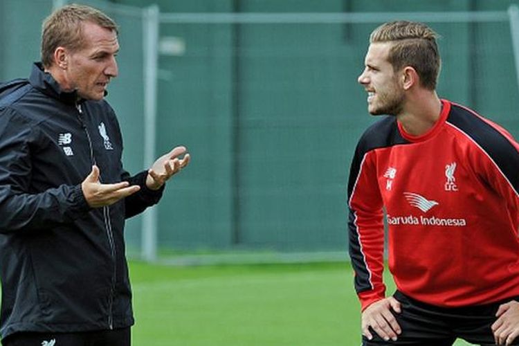 Brendan Rodgers dan Jordan Henderson pada satu sesi latihan Liverpool. 