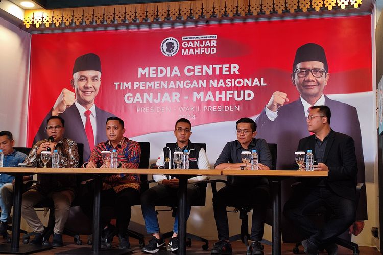 Juru bicara Tim Pemenangan Nasional (TPN) Ganjar Pranowo-Mahfud MD, Aiman Witjaksono, dalam jumpa pers TPN, Kamis (30/11/2023).
