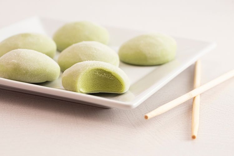 Matcha mochi khas Jepang yang kenyal. 