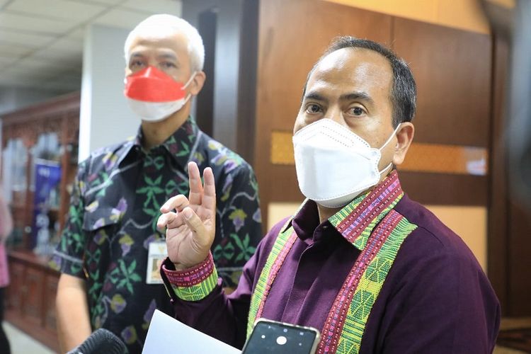 Ganjar Pranowo bersama dengan Direktur Antikorupsi Badan Usaha (AKBU), Aminudin saat menghadiri audiensi Komite Advokasi Daerah (KAD) bersama Ganjar Pranowo di ruang rapat Kantor Pemprov Jateng, Selasa (5/4/2022).