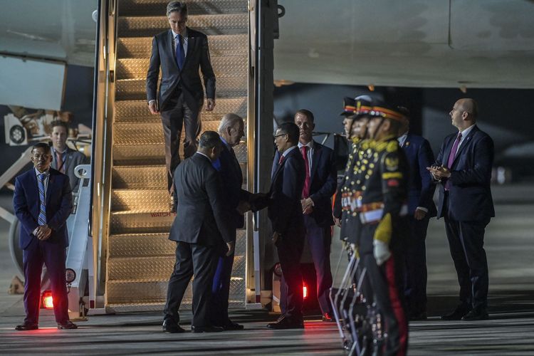 Presiden Amerika Serikat Joe Biden (ketiga kiri) tiba di terminal VVIP I Bandara I Gusti Ngurah Rai Bali, Minggu (13/11/2022). Biden dijadwalkan kembali ke AS pada Rabu (16/11/2022).