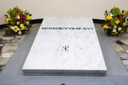 Masyarakat Mulai Berziarah ke Makam Paus Benediktus XVI...