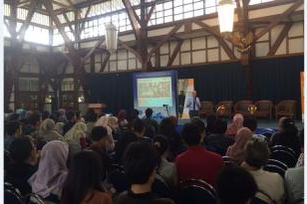 Direkur Nuffic Neso Indonesia, Mervin Bakker, memberikan presentasi StuNed di harapan 300 mahasiswa perguruan tinggi di Bandung dan sekitarnya di Aula Barat Institut Teknologi Bandung (ITB), Kamis (23/10/2014) kemarin. Belanda menawarkan pendidikan tinggi melalui 2.100 program studi di perguruan-perguruan tingginya saat ini. 
 