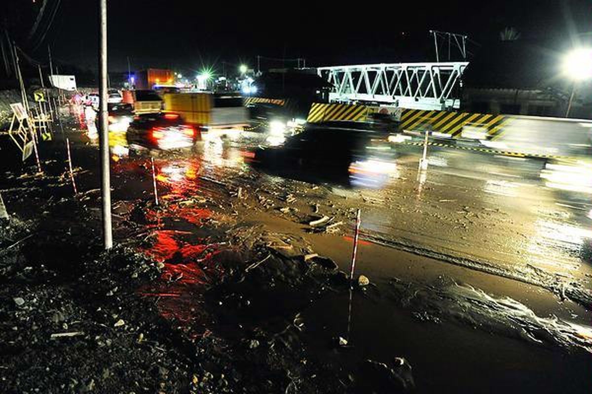 Air dan lumpur dari aliran banjir lahar dingin di Kali Putih meluap hingga ke jalan darurat yang digunakan selama pembangunan Jembatan Kali Putih di Desa Jumoyo, Salam, Magelang, Jateng, setelah kawasan puncak Gunung Merapi diguyur hujan, Kamis (3/11) sore. Aliran air banjir lahar dingin  setelah diguyur hujan di kawasan puncak Gunung Merapi itu menyebabkan jalur utama Yogyakarta- Magelang  ditutup selama setengah jam.