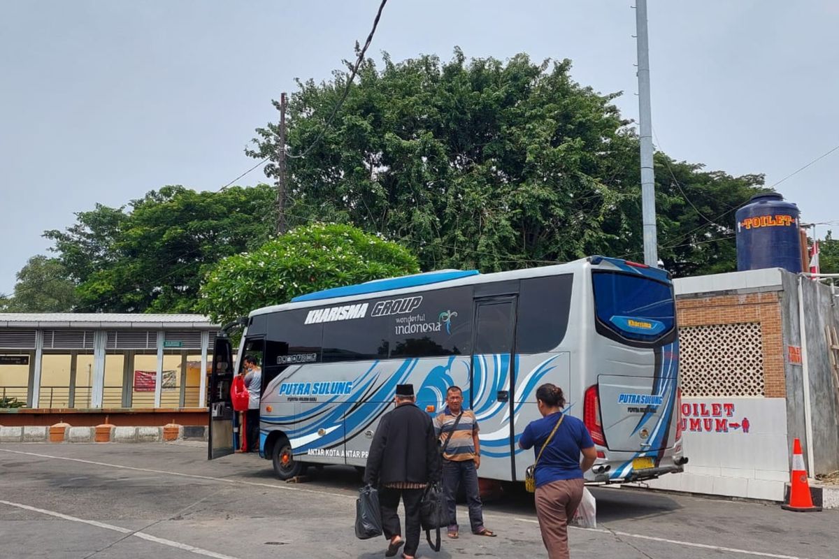 Pemudik bertolak dari Terminal Kalideres, Jakarta Barat, saat libur Lebaran 2022.