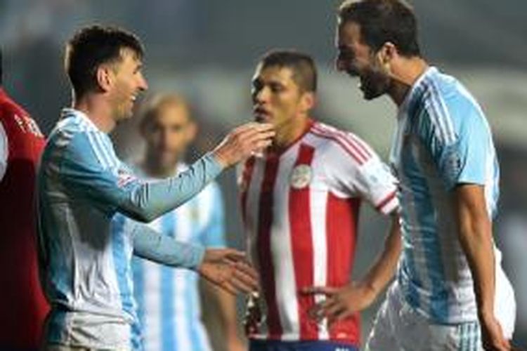 Gonzalo Higuain merayakan keberhasilan mencetak gol ke gawang Paraguay bersama Lionel Messi, Selasa (30/6/2015). 