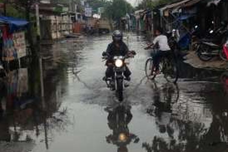 Banjir rob di Kelurahan Jagalsari, Kota Semarang, Selasa (28/6/2016)