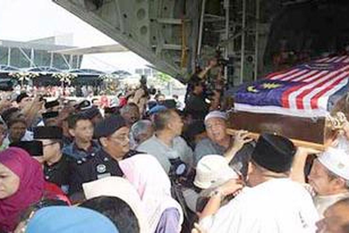 Malaysia berduka atas tewasnya Noramfaizul Mohamad Nor (39), kameramen televisi untuk kantor berita nasional Bernama. 