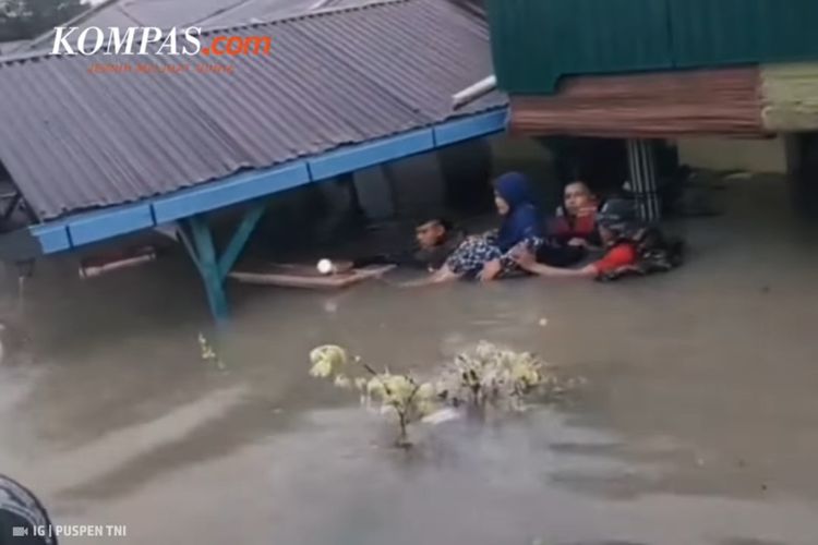 Dalam kondisi cuaca buruk dan arus yang terus meningkat, para prajurit marinir mengevakuasi warga dari bayi hingga lansia yang terjebak banjir sejak bencana melanda pada 26 November 2025.