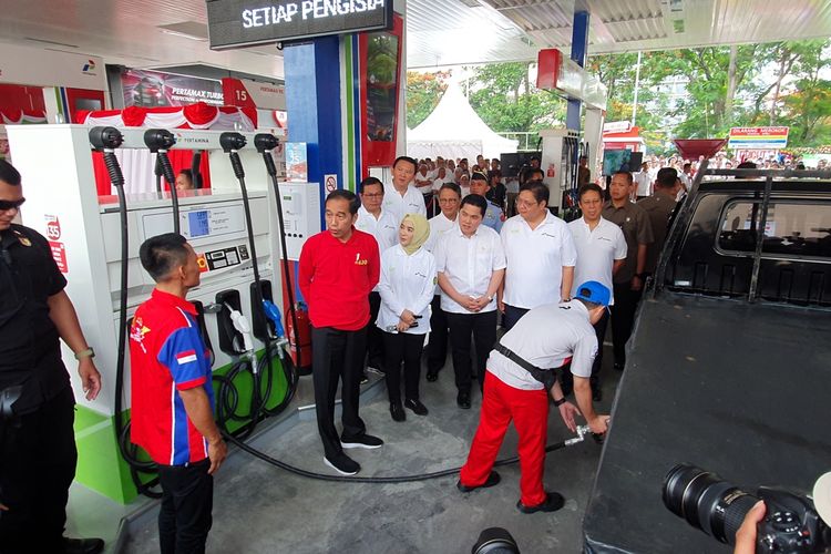 Presiden Joko Widodo meresmikan implementasi program Biodiesel 30 persen (B30). Peresmian dilakukan di SPBU Pertamina MT Haryono, Jakarta Selatan, Senin (23/12/2019). 