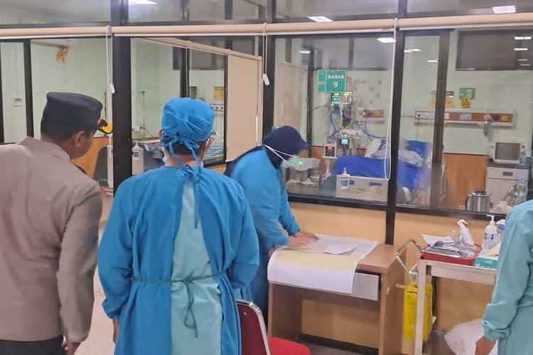 Setelah dilanda tiga kali gempa, ratusan pasien di RSUD Sumedang dikeluarkan dari ruang inap, Minggu (31/12/2023) malam. Dok. Polres Sumedang/KOMPAS.com