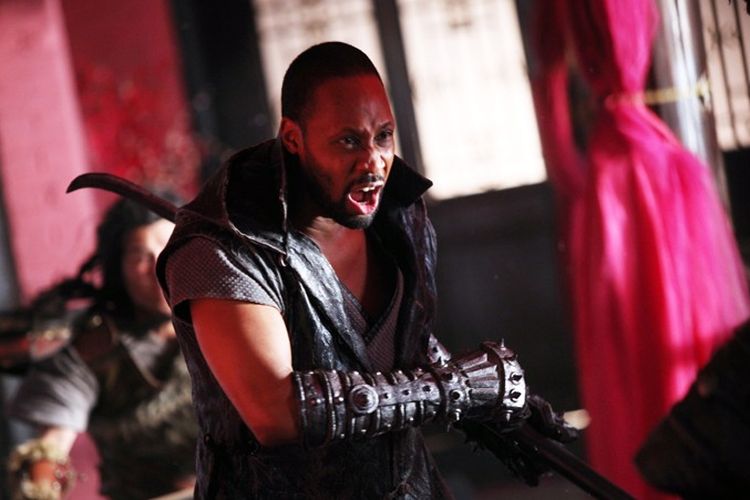 Aksi RZA dalam film The Man with The Iron Fists