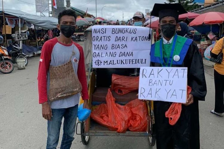 Wisudawan IAIN Ambon, Moh Tete Sairun merayakan syukuran wisuda sarjananya dengan cara membagi makanan ke pedagang asongan, tukang ojek, pengayuh becak di kawasan Pasar Batu Merah Ambon, Kamis (5/8/2021)