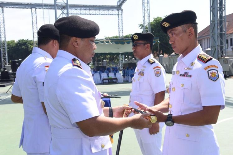 Komandan Satuan Kapal Selam (Dansatsel) Komando Armada II (Koarmada II) Kolonel Laut (P) Widya Poerwandanu memimpin serah terima jabatan (sertijab) dua komandan kapal selam KRI Cakra-401 dan KRI Ardadedali-404.