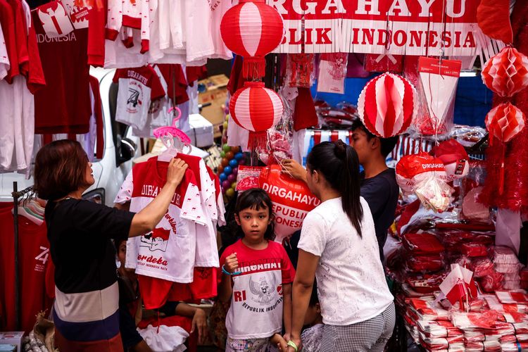 Suasana penjualan pernak pernik aksesoris kemerdekaan RI di Pasar Jatinegara, Jakarta Timur, Rabu (14/8/2019). Membagikan ucapan HUT RI ke-77 ke media sosial bisa jadi bagian merayakan hari kemerdekaan.