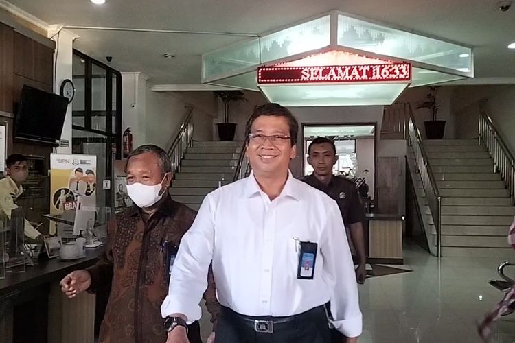 Rektor Universitas Sebelas Maret (UNS) Prof Jamal Wiwoho setelah menjalani pemeriksaan oleh Penyidik Kejaksaan Tinggi (Kejati) Jawa Tengah (Jateng).