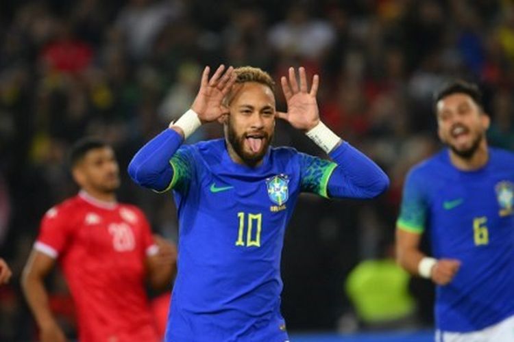 Neymar (tengah) melakukan selebrasi usai mencetak gol dalam laga uji coba Brasil vs Tunisia yang digelar di Stadion Parc des Princes, Paris, pada Selasa (27/9/2022) malam waktu setempat. Laga tersebut dimenangi timnas Brasil dengan skor 5-1.