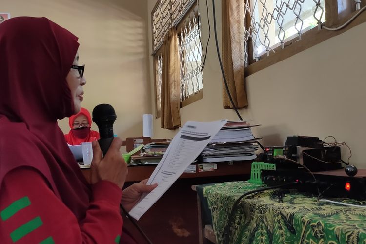 Titik Sumarsidah, wali kelas 3, berbicara lewat HT menuntun belasan siswanya membaca maupun menjawab pelajaran Bahasa Jawa. Belajar mengajar menggunakan handytalkie ini berlangsung di SDN 2 Kanoman, Panjatan, Kulon Progo, DI Yogyakarta.