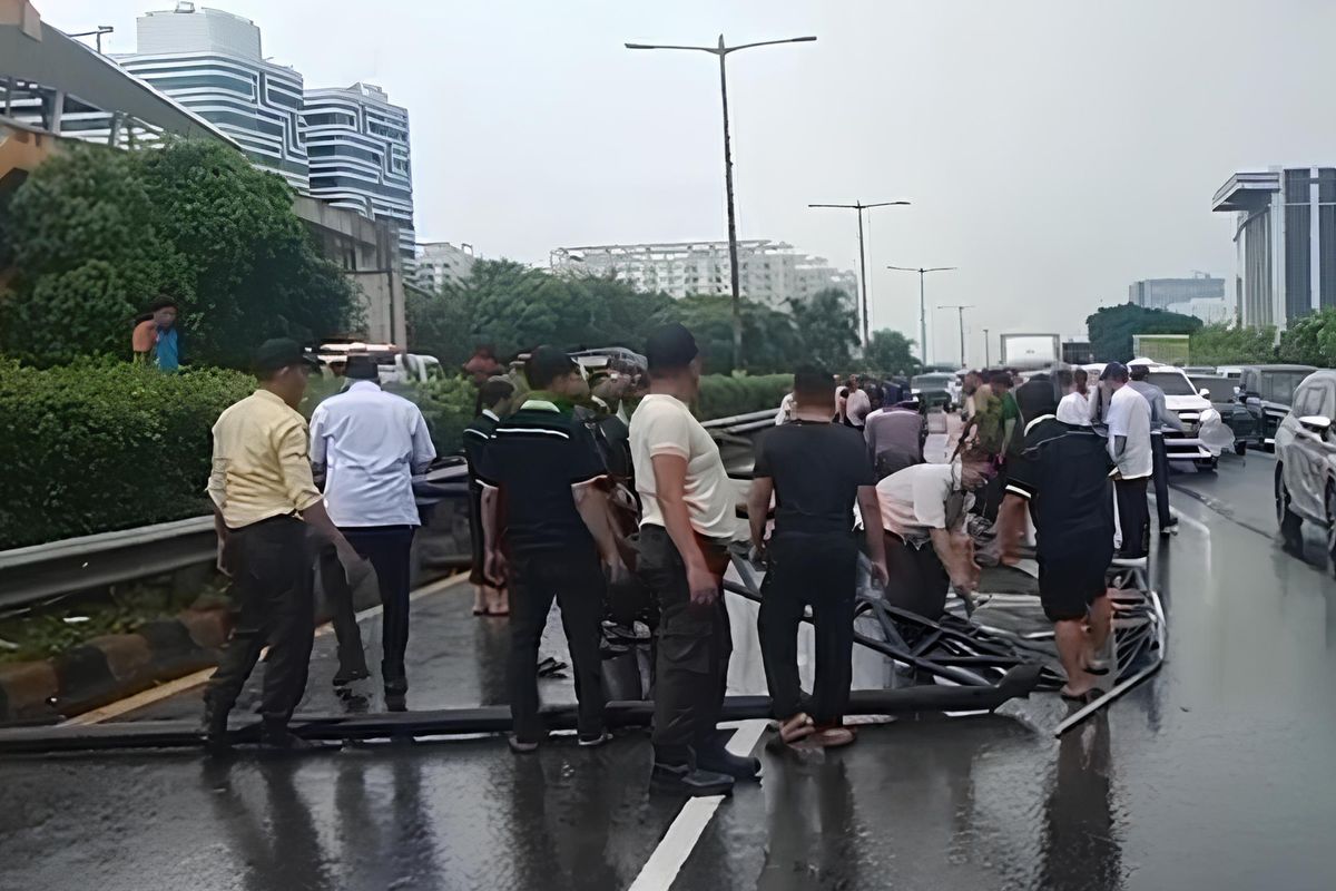 Baliho Roboh Sudah Dievakuasi, Ruas Tol Dalam Kota Jakarta Kembali Normal