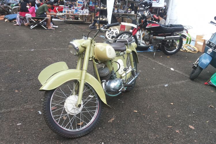 Salah satu motor lawas siap jual yang dipajang di lokasi Pasar Jongkok Otomotif (Parjo), di Museum Purna Bhakti Pertiwi, Taman Mini Indonesia Indah, Jakarta Timur, Sabtu (7/4/2018).