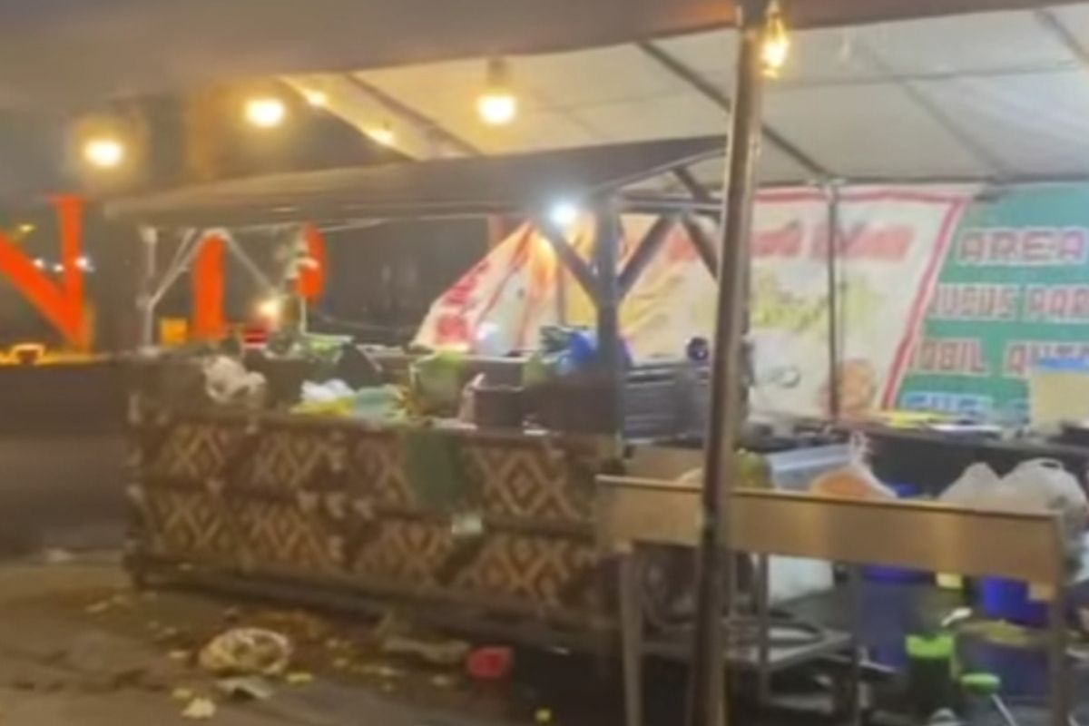 Tangkapan layar video pengrusakan kedai di Jalan Tarumanegara, Desa Sukamakmur, Kecamatan Telukjambe Timur, Kabupaten Karawang, Jawa Barat.