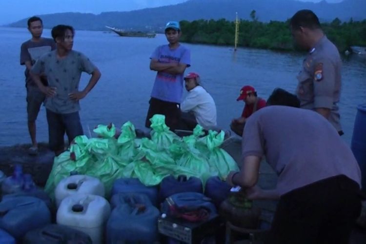 Polisi Air Polda Sulbar sita bahan peledak dan kayu ulin selundupan dari Kalimantan.
