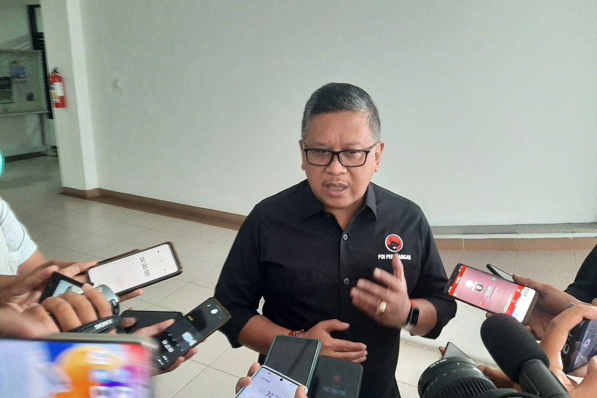 Sekretaris Jenderal PDIP Hasto Kristiyanto usai menghadiri acara Forum diskusi di Fisipol UGM, Senin (10/10/2022).