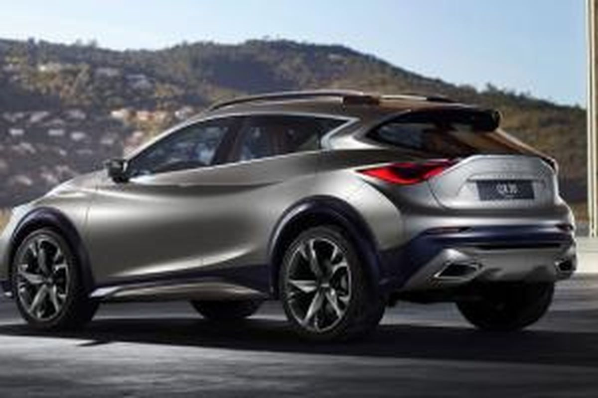 Infiniti QX30 tampak dari samping.