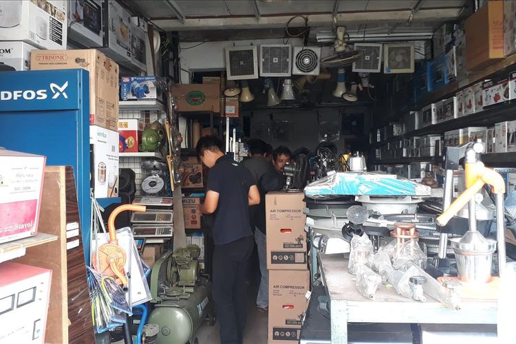 Sejumlah Toko Elektronik di Jalan KH. Agus Salim, Kota Bekasi ramai pengunjung yang hendak beli genset, Senin (5/8/2019).