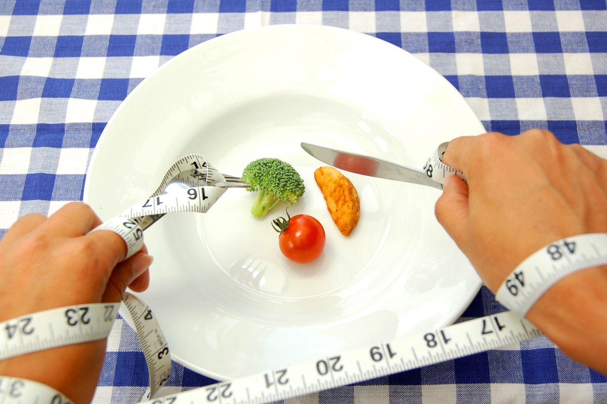 Salah satu kesalahan pemula ketika melakukan defisit kalori adalah menerapkan defisit kalori yang terlalu banyak.