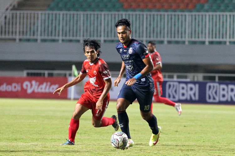 Pemain Arema FC M Rafli dijaga ketat pemain PSM Makassar Rasyid Bakri pada pekan 1 Liga 1 2021-2022 yang berakhir dengan skor 1-1 di Stadion Pakansari Bogor, Minggu (5/9/2021) malam.