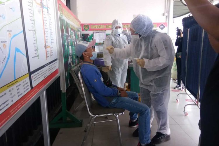 Seorang penumpang KRL di Stasiun Bogor sedang menjalani tes usap (swab) antigen yang digelar PT KCI, Senin (21/6/2021).