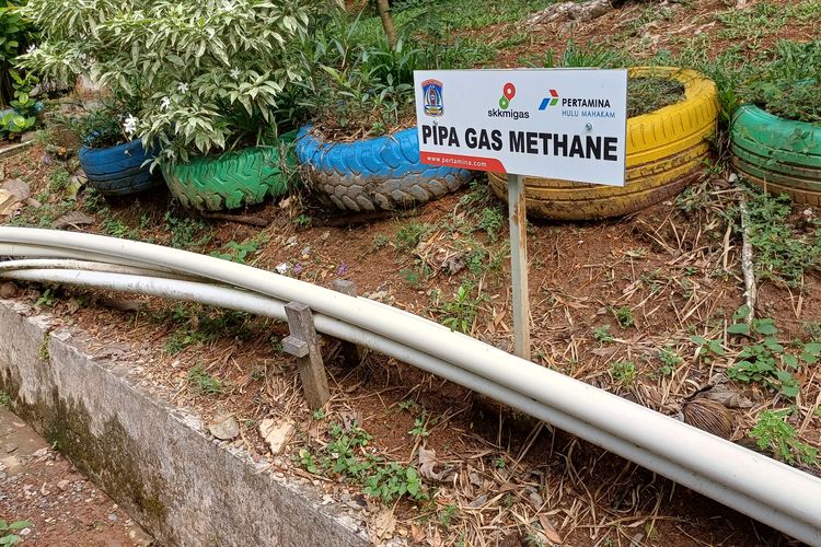Pipa gas methane dialirkan melalui pipa PVC dari sumber gas ke warga, dalam program Wasteco PHM di TPA Manggar Balikpapan. 