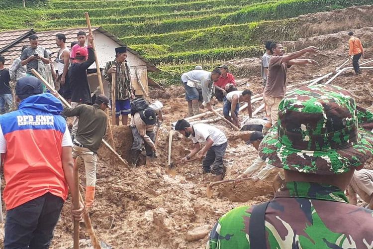 Petugas mengevakuasi bencana longsor yang terjadi di Desa Cibunian, Kecamatan Pamijahan, Kabupaten Bogor, Jawa Barat, Kamis (23/6/2022).