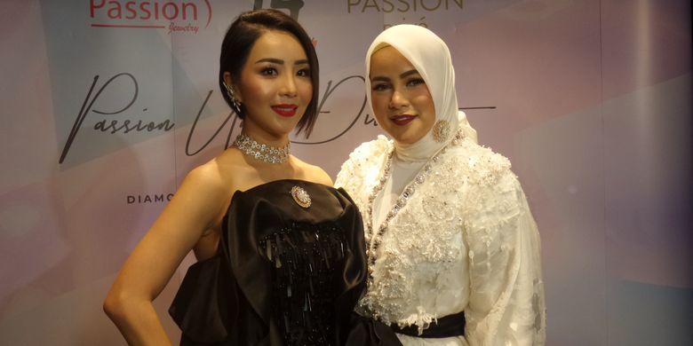Founder Passion Jewelry Airyn Tanu dan artis Olla Ramlan pada perayan ulang tahun ke-14 Passion Jewelry di Plaza Indonesia, Senin (2/12/2019).