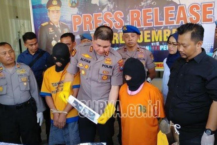 Bahar (kanan kapolres) dan Busani (kiri kapolres), dua tersangka pembunuhan Surono saat rilis di Mapolres Jember, Kamis (7/11/2019). 