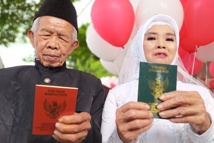Waridin (85) dan Tuwiyem (60) menjadi pasangan tertua yang mengikuti nikah massal bertajuk Banyumas Mantu di Pendapa Sipanji Purwokerto, Kabupaten Banyumas, Jawa Tengah, Jumat (28/2/2020).