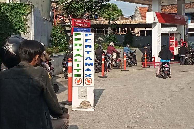 Pengelola SPBU Jalan Raya Cinunuk Kabupaten Bandung mengaku wilayah Kabupaten Bandung belum menerapkan aplikasi My Pertamina guna mengisi Pertalite dan Solar Bersubsidi.