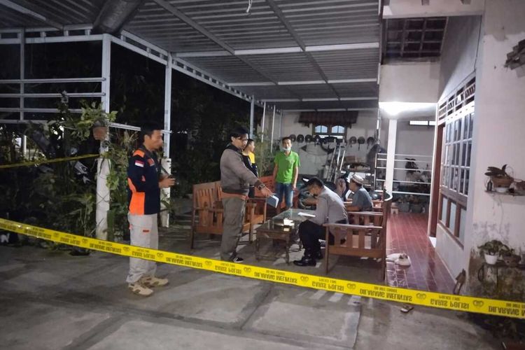Polisi mengolah TKP pencurian motor di sebuah rumah di Pedukuhan Kemiri, Kalurahan Margosari, Kapanewon Pengasih, Kabupaten Kulon Progo, Daerah Istimewa Yogyakarta.
