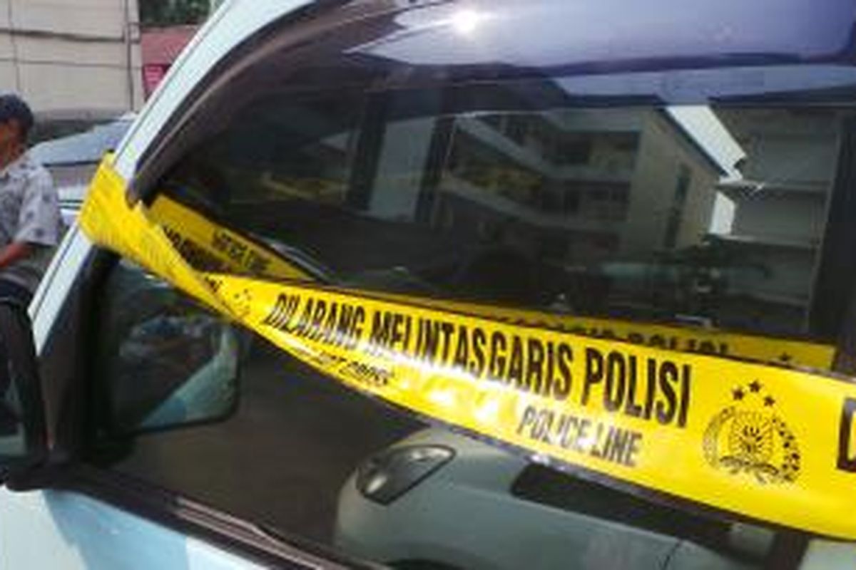 Kaca mobil angkot kasus pemerkosaan karyawati oleh sopir angkot D01 Ciputat-Kebayoran. Nampak bagian sisi kiri dan kanan bangku pengemudi ditempeli kaca film gelap. 