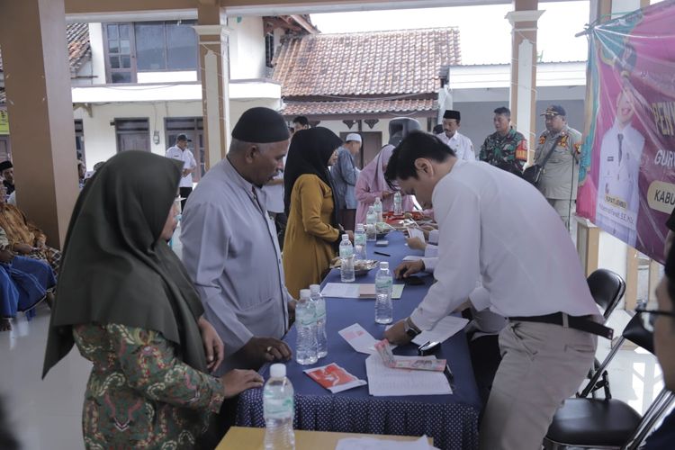 Penyaluran honorarium guru ngaji di Desa Yosorati Kecamatan Sumberbaru, Kabupaten Jember.