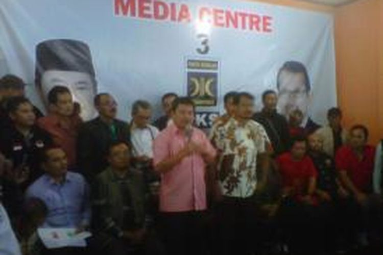 Orasi kemenangan calon bupati Garut Rudy Gunawan di Media Center PKS, Jl Pembanguann Garut. Kubu Rudi mengklaim sebagai pemenang pilkada putaran kedua dengan perolehan suara 53,56 persen