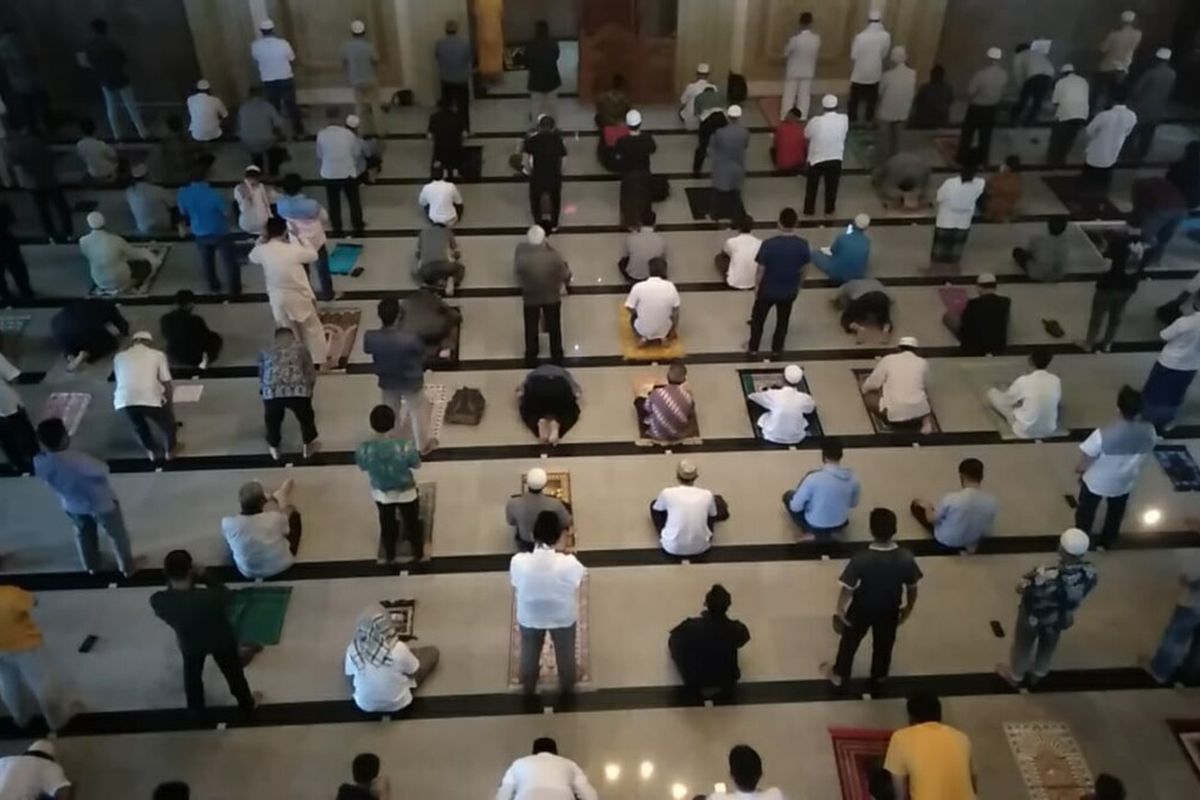 Sejumlah warga sedang melakukan ibadah shalat Jumat di Masjid Raya Bogor, Jumat (5/6/2020). Masjid Raya Bogor kembali menggelar ibadah shalat Jumat berjamaah setelah dua bulan lebih masjid yang menjadi ikon Kota Bogor itu tidak mengadakan kegiatan di masa pandemi.