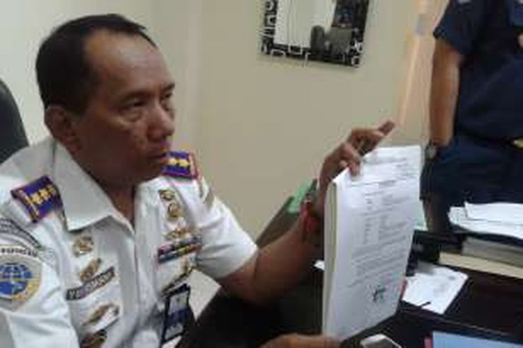 Kepala KSOP Samarinda Kolonel Laut Yus K Usmany menunjukkan surat pernyataan PT PP Rusianto Bersaudara.