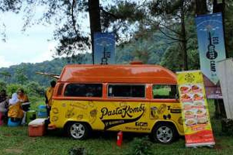 Food truck Pasta Kombi dari Jakarta hadir dalam acara Eco Music Camp di Taman Nasional Gunung Halimun-Salak, Jumat (3/6/2016). Eco Music Camp berlangsung 2-4 Juni 2016. 
