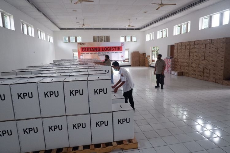 Petugas KPU Kota Magelang diawasi anggota Polres Magelang Kota sedang merapikan logistik berupa APD di Gedung Mandala Jalan Yos Sudarso Kota Magelang, Rabu (18/11/2020).