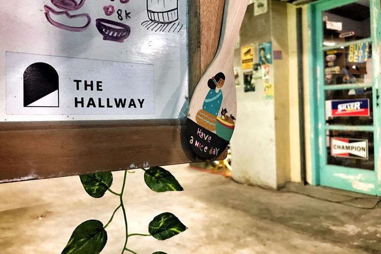 Bandung memiliki tempat nongkrong baru, namanya The Hallway. Uniknya tempat ini berada di dalam Pasar Kosambi yang merupakan salah satu pasar tradisional di Bandung. 