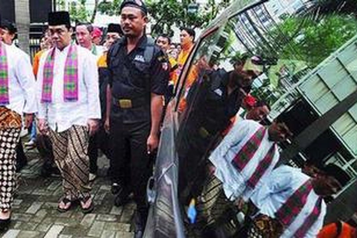 Pasangan calon gubernur dan wakil gubernur DKI Jakarta, Hendardji Soepandji-Achmad Riza Patria, mendatangi Komisi Pemilihan Umum DKI Jakarta, Minggu (8/4/2012). Pasangan dari jalur perseorangan tersebut menyerahkan 30.400 KTP untuk melengkapi jumlah KTP yang telah diserahkan sebelumnya.