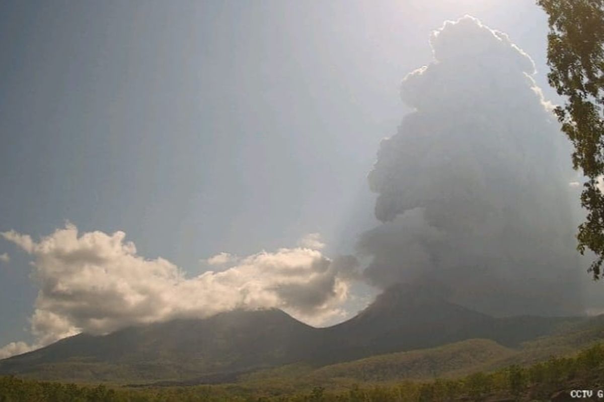 Aktivitas Vulkanik Gunung Lewotobi Meningkat, Muntahkan Abu Setinggi 4 Km