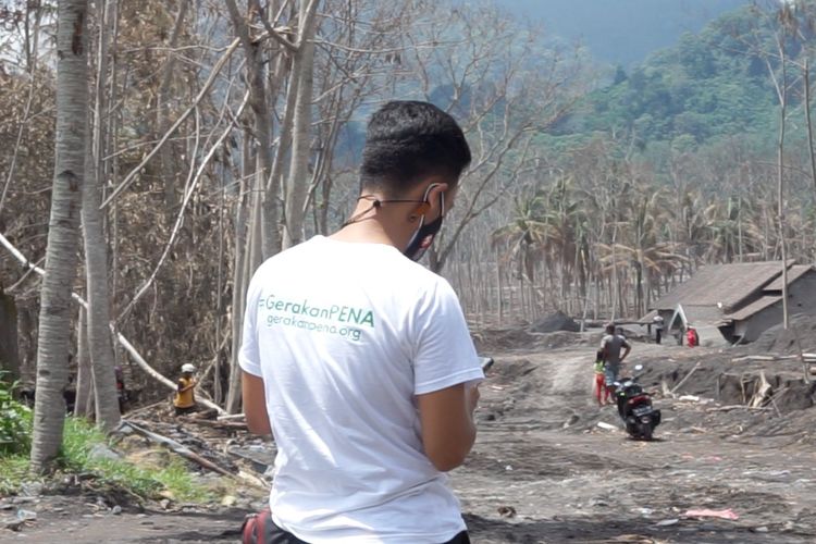 Relawan Gerakan Pena sata berada di kawasan terdampak bencana letusan Gunung Semeru